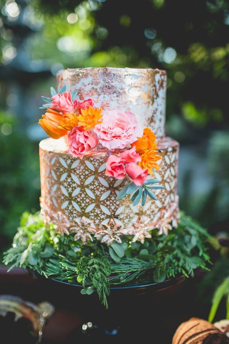 Свадебный торт в бохо стиле украшенный инжиром