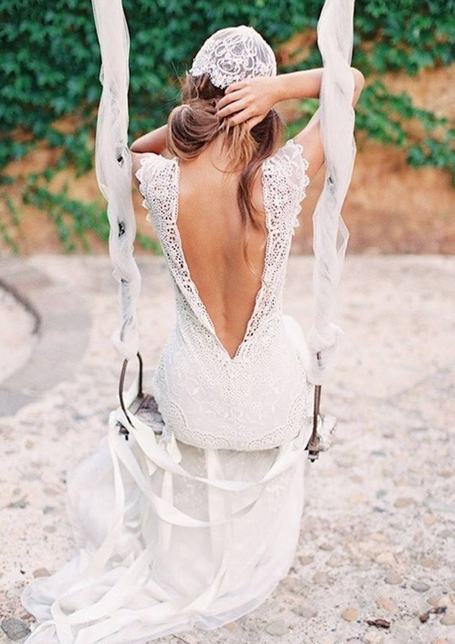 Свадебное платье с бусами на спине