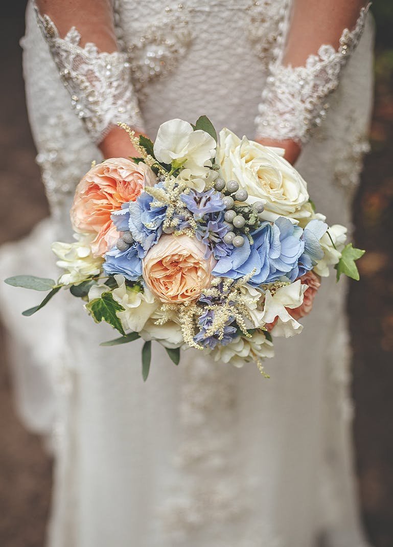 Пудрово голубой букет невесты