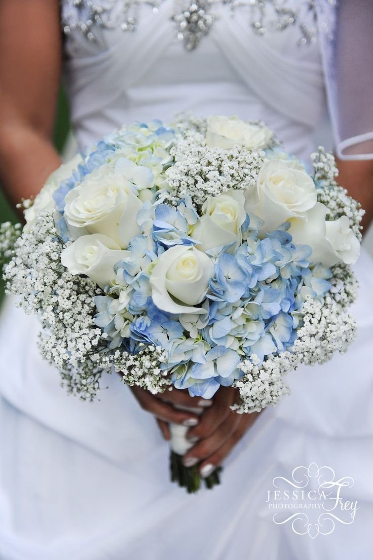Букет невесты в бело голубых тонах