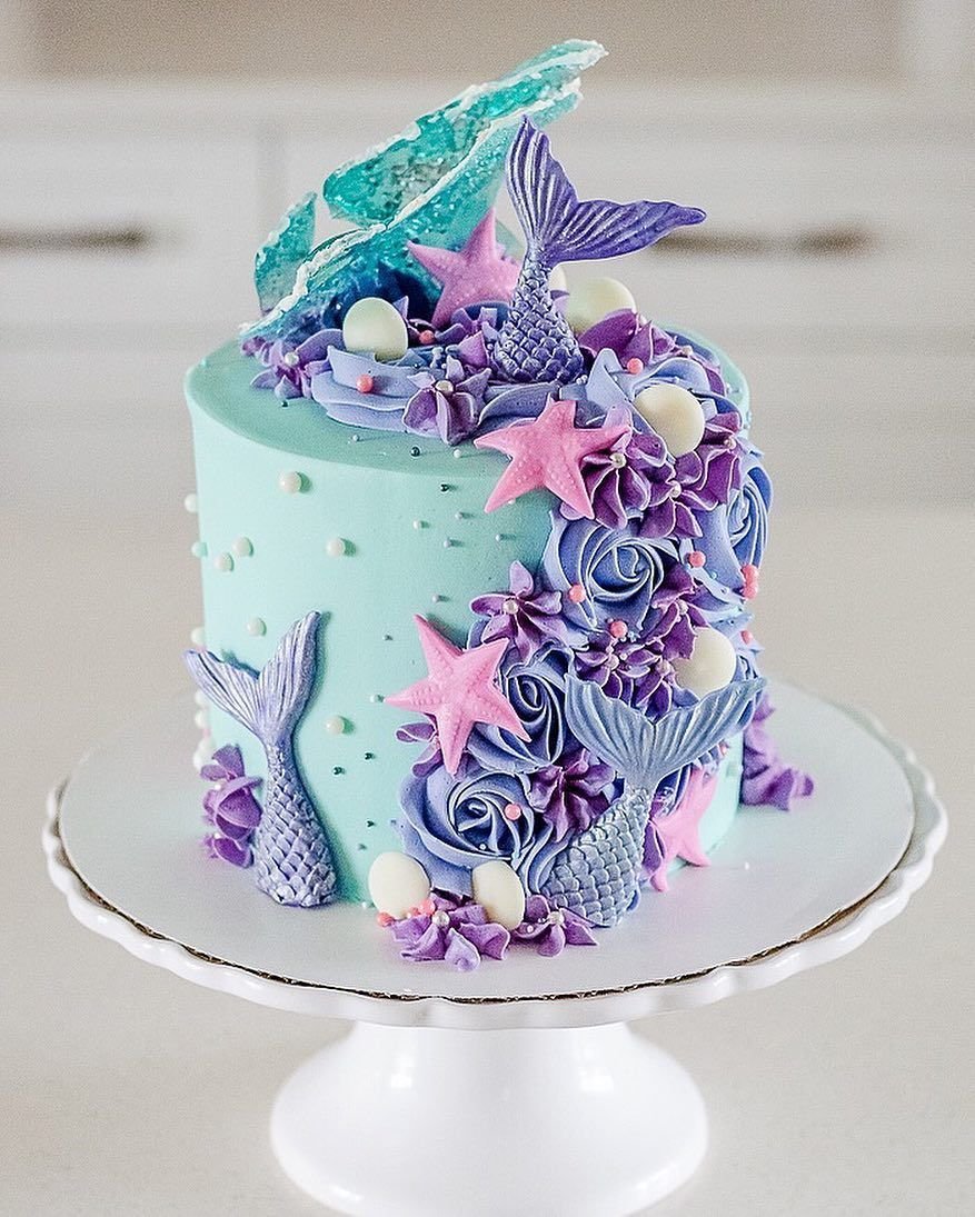 Нежный торт с бабочками