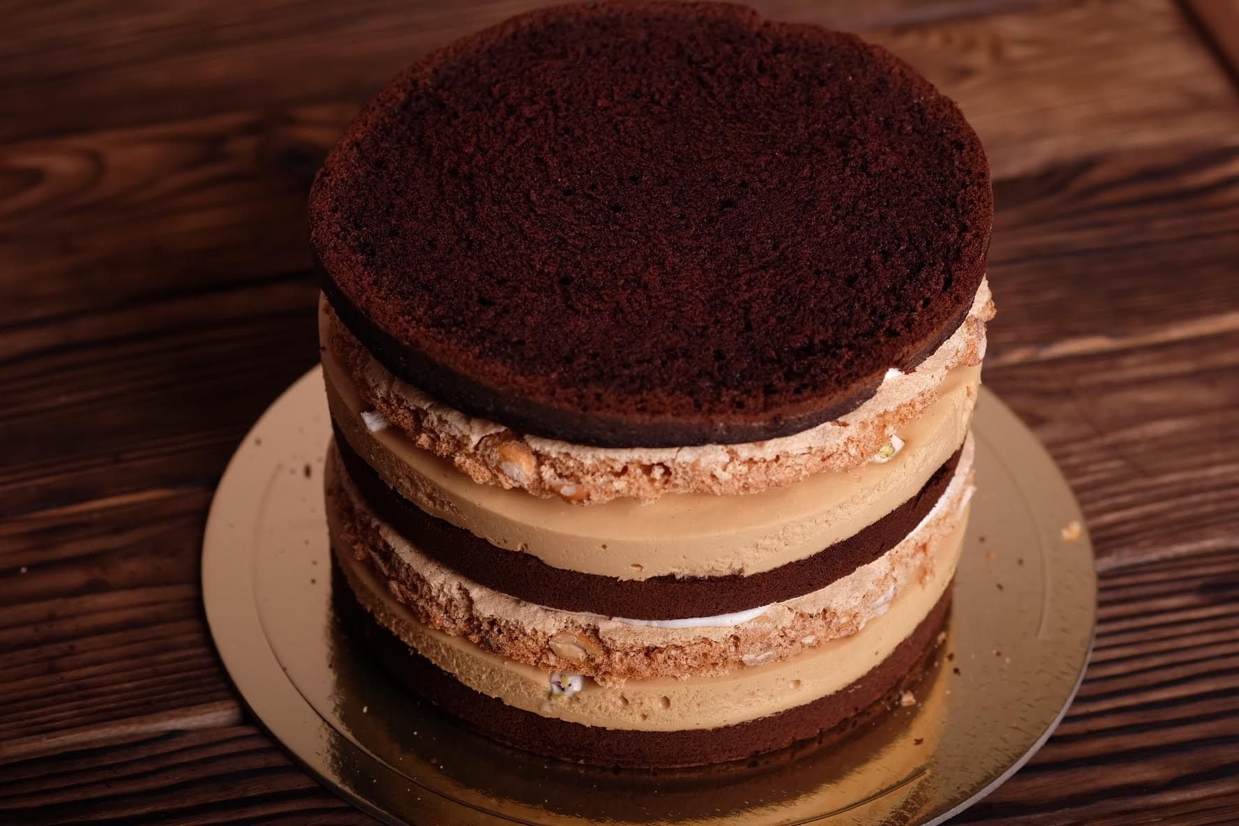 Сникерс шоколадный бисквит. Муссовый торт Сникерс. Муссовый торт тирамису. Шоколадный торт тирамису. Торт Сникерс с кремом чиз.