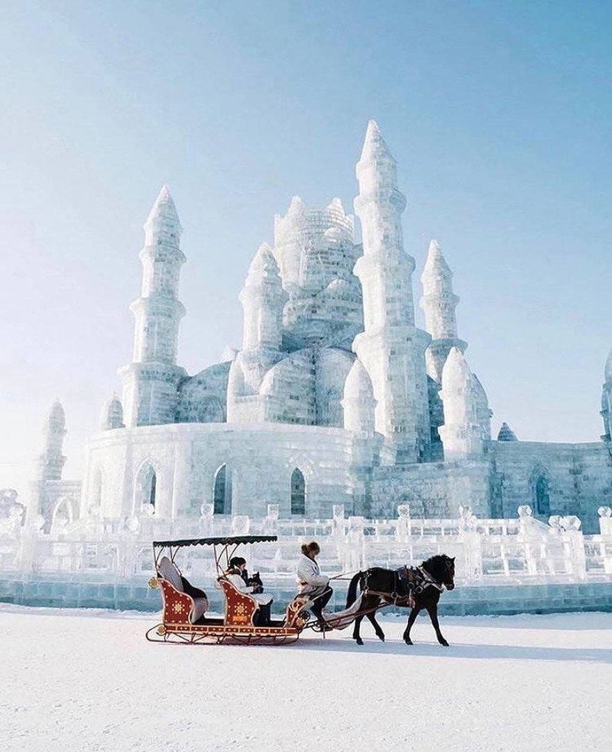 Зимний фестиваль ледяных и снежных скульптур в Харбине