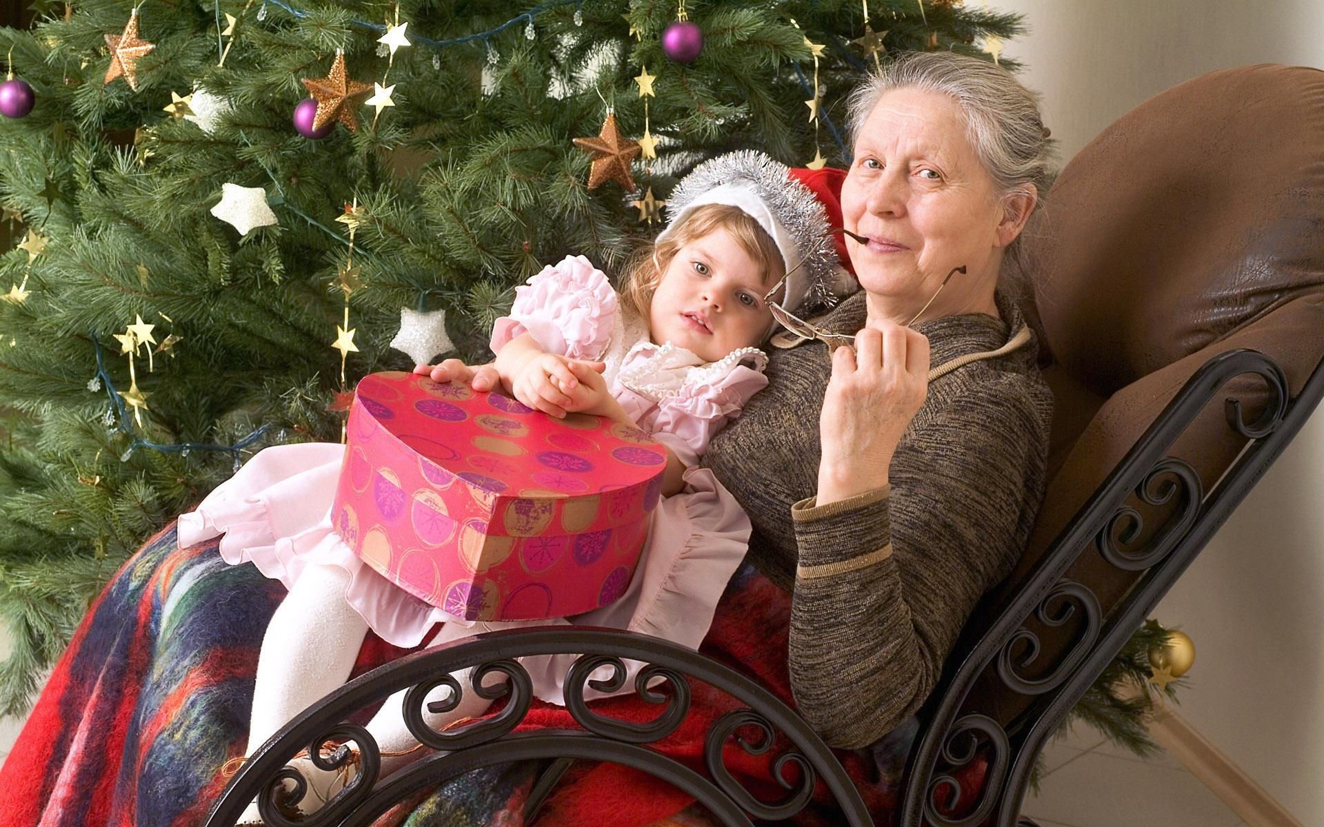 Внучки богатых. Новый год семья. Бабушка новый год. Бабушка у елки. Новогодняя фотосессия бабушка с внучкой.