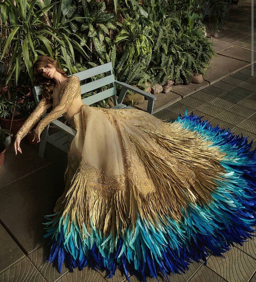 Малярова Ольга платье с перьями