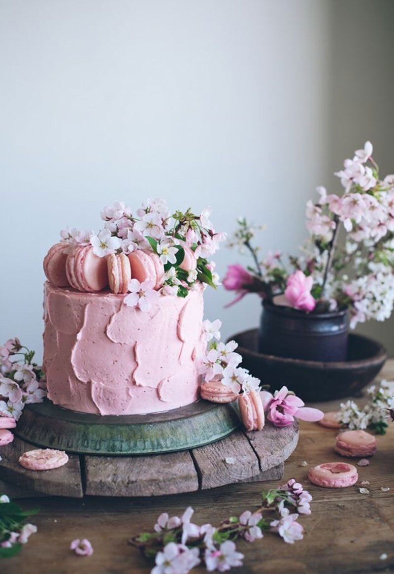 Торт с макарунс розовый