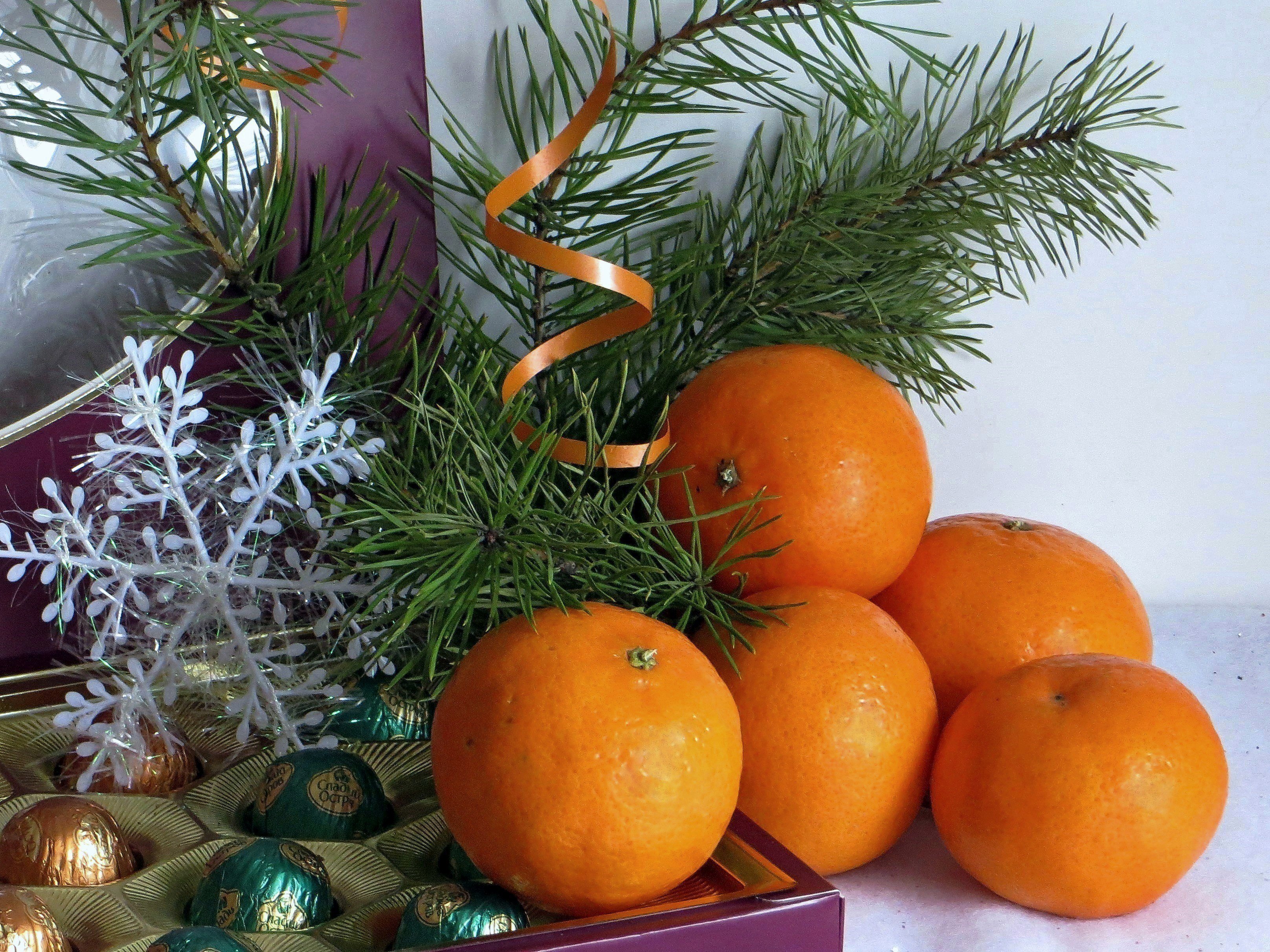 Апельсин новые слова. Мандарины Клеменулес. Мандарины новый год. Мандариновая елка. Мандарины на новогоднем столе.