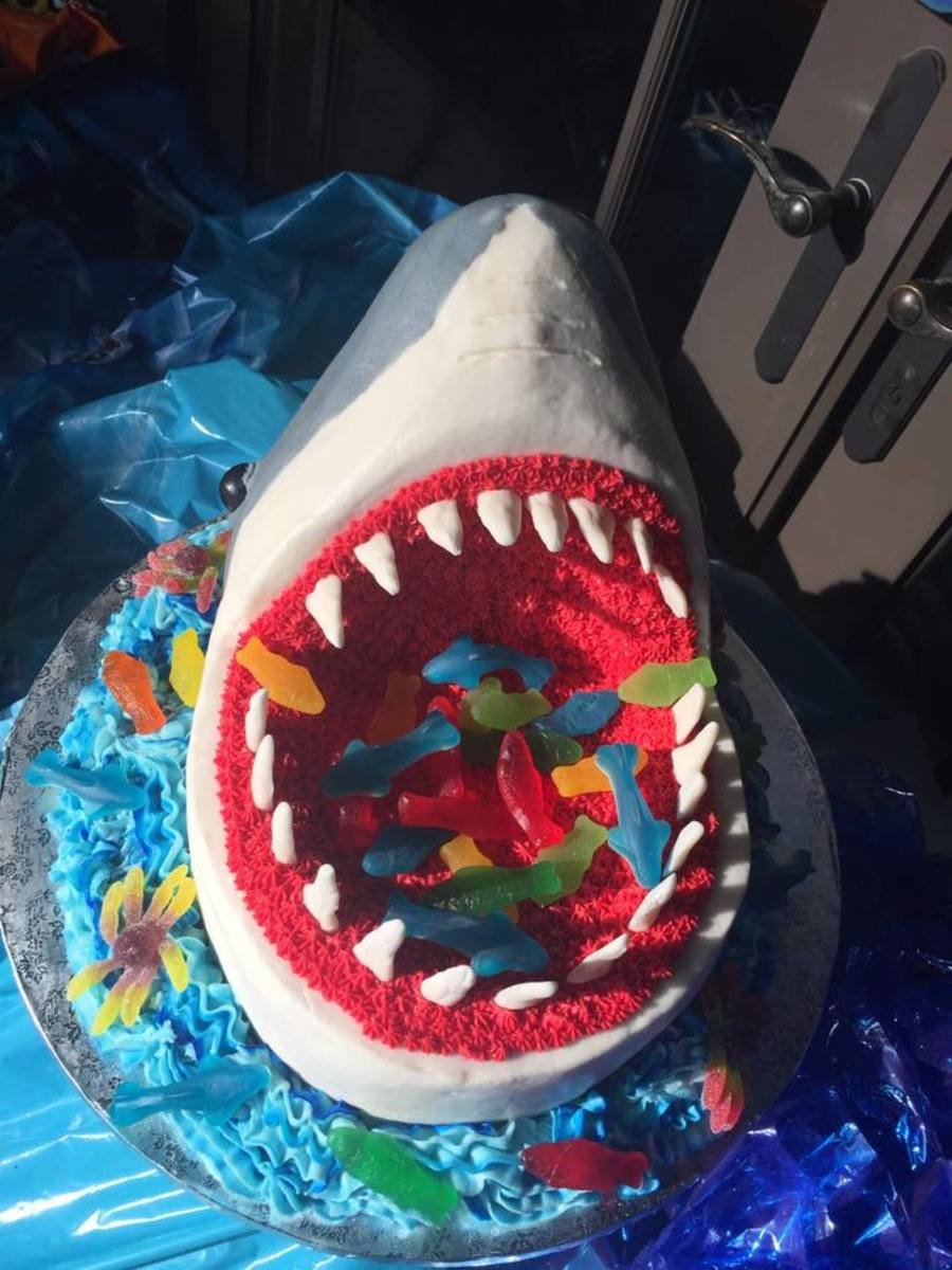 Торт акула из слоеного теста