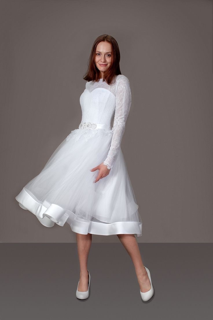 Красивое белое короткое платье модное 2022 год