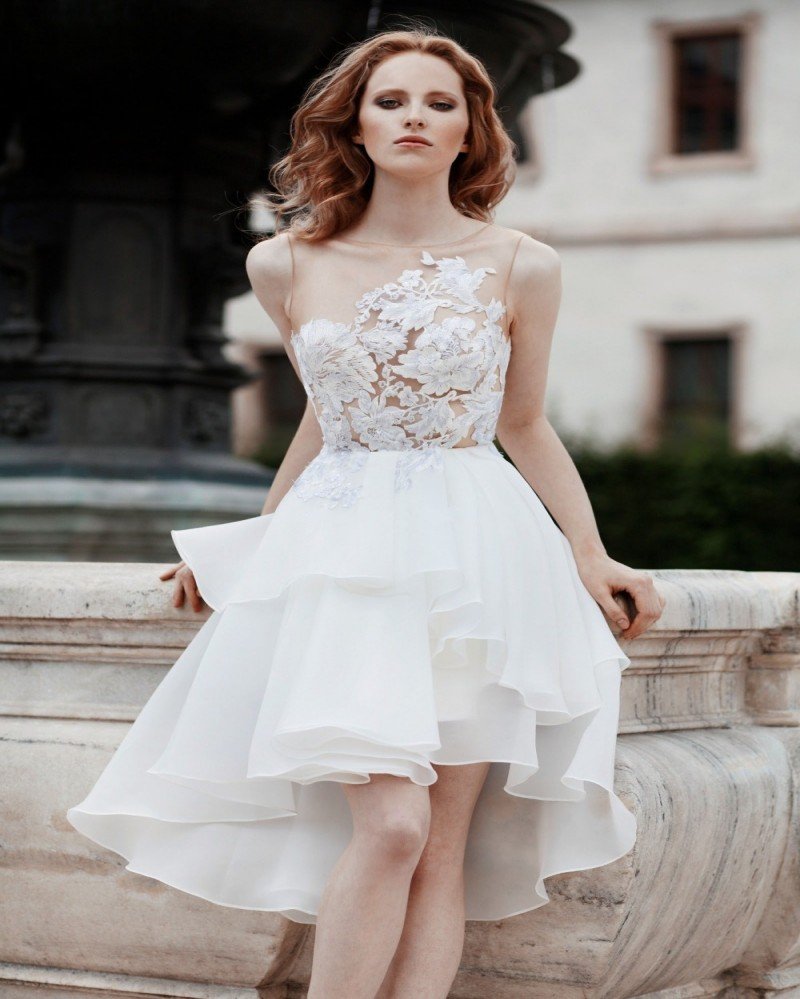 Белое свадебное короткое платье с рукавами