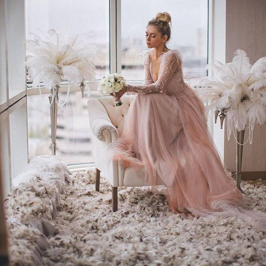 Вера Брежнева в розовом платье