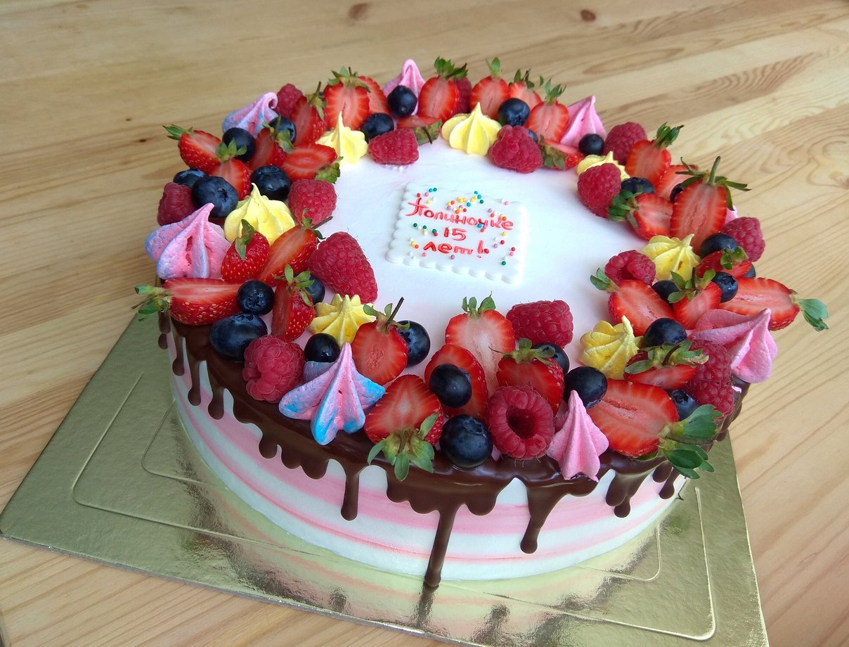 Торты на работу на день рождения. Торт с фруктами. Торт с ягодами. Торт с днем рождения!. Тортик для девочки с фруктами.