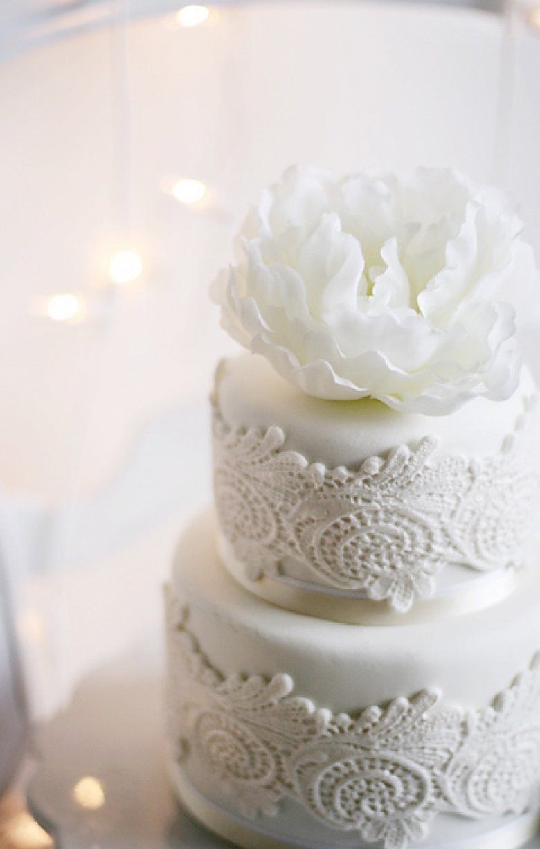 Овальный свадебный торт