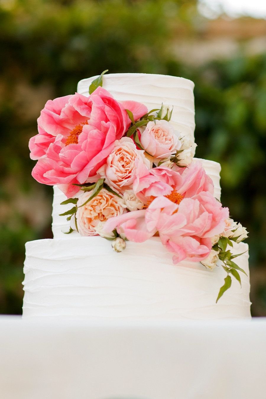 Небольшой двухъярусный свадебный торт с пионами