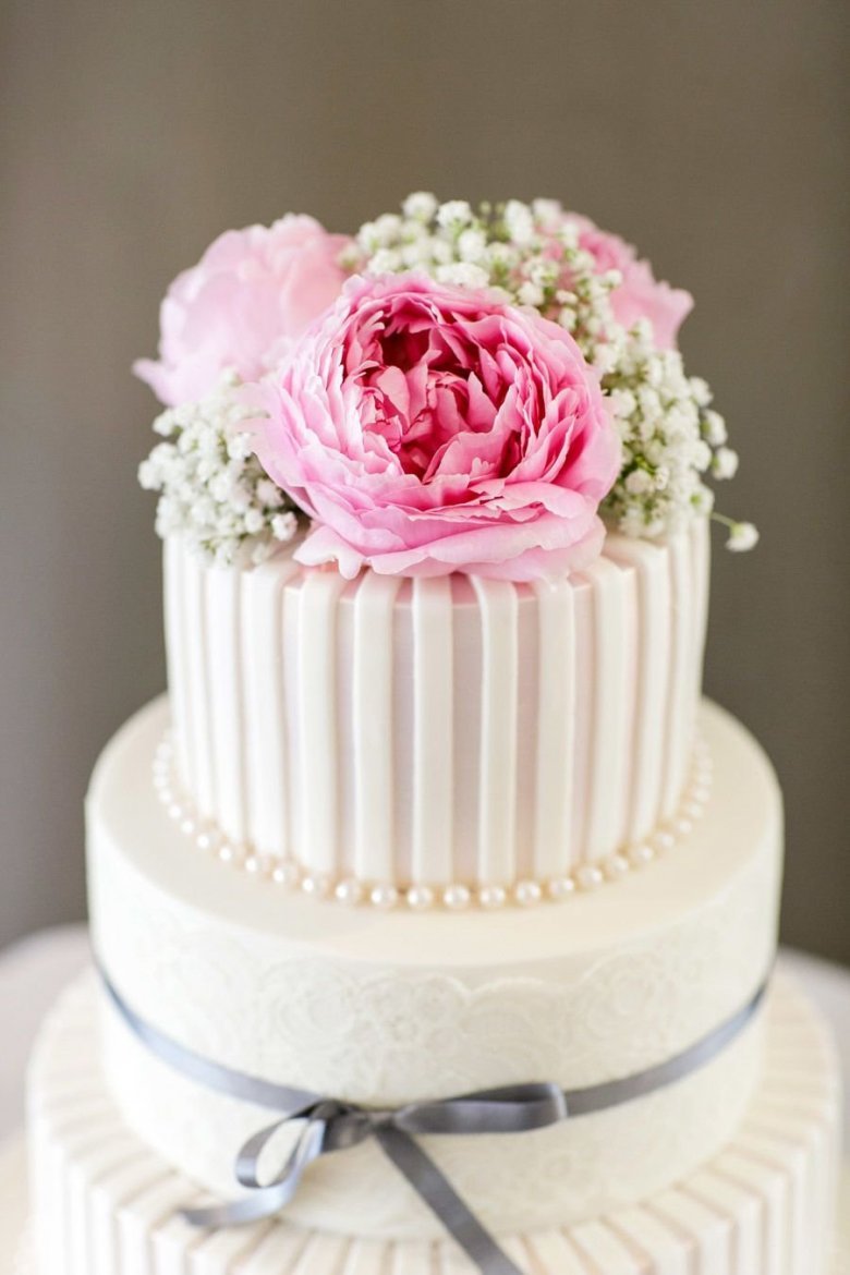 Двухярусный торт с кружевом и живыми цветами