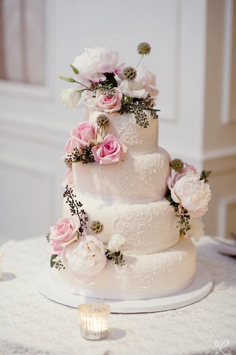 Свадебный торт трехъярусный с цветами