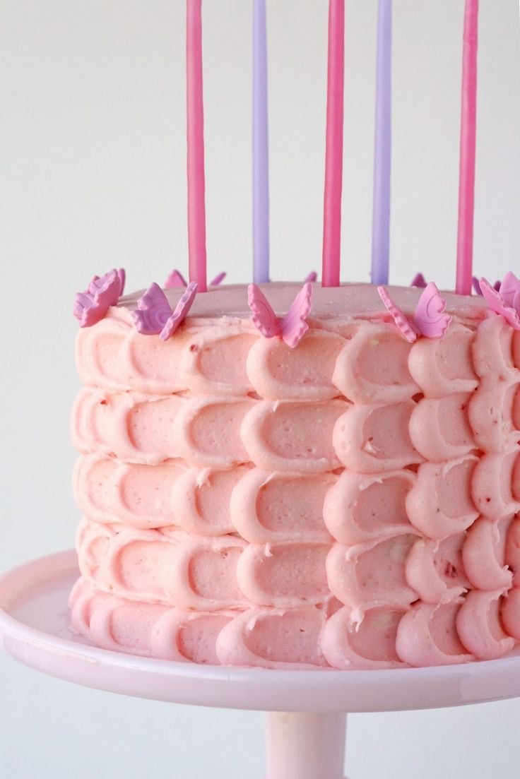 Украшение розового торта в домашних