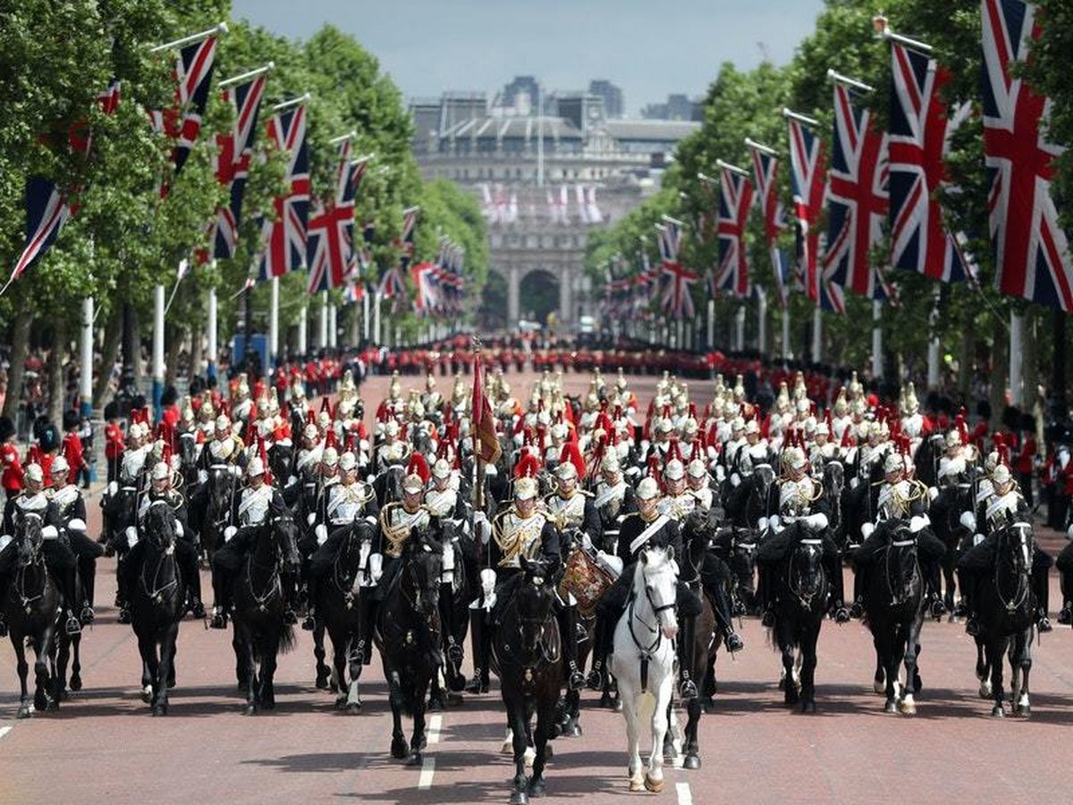 Праздники британцев. Trooping the Colour праздник. Парад в Англии. Парад в честь королевы Великобритании.