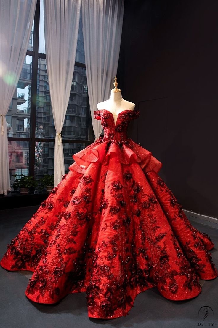 Красное свадебное платье с рукавами