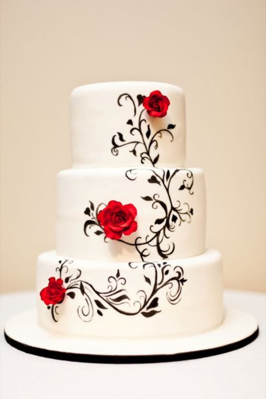 Белый торт с красным декором