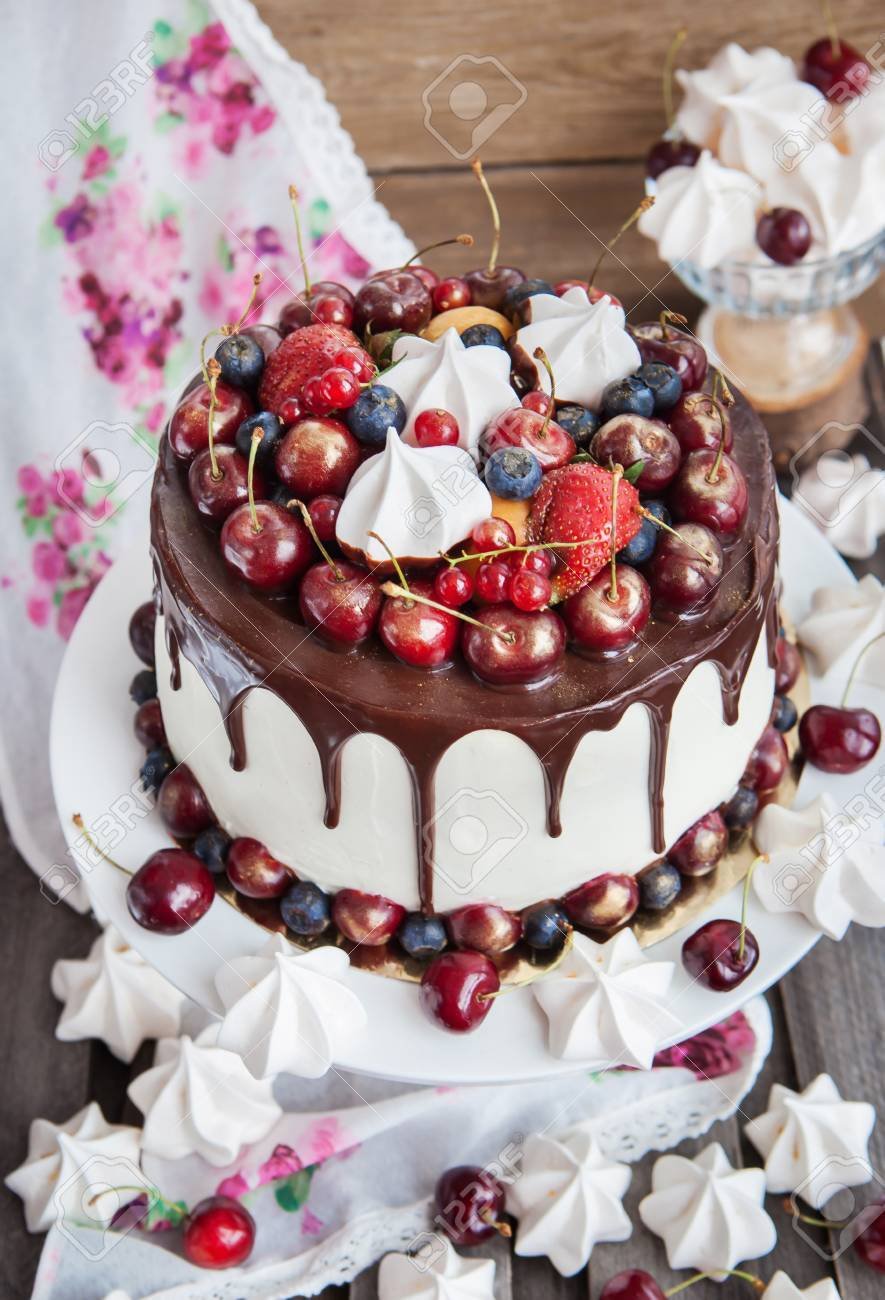 Торт украшенный безе и ягодами