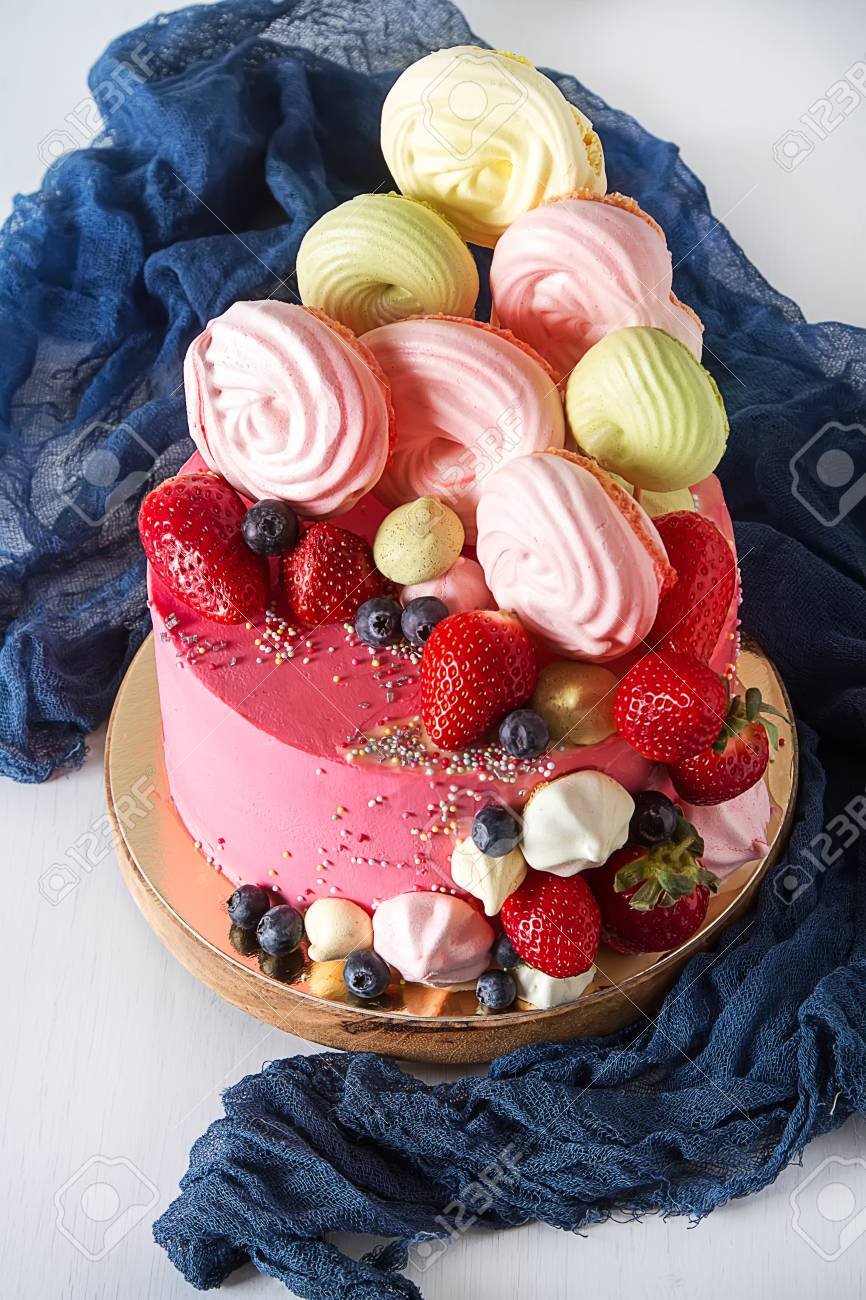 Торт с ягодами и безешками