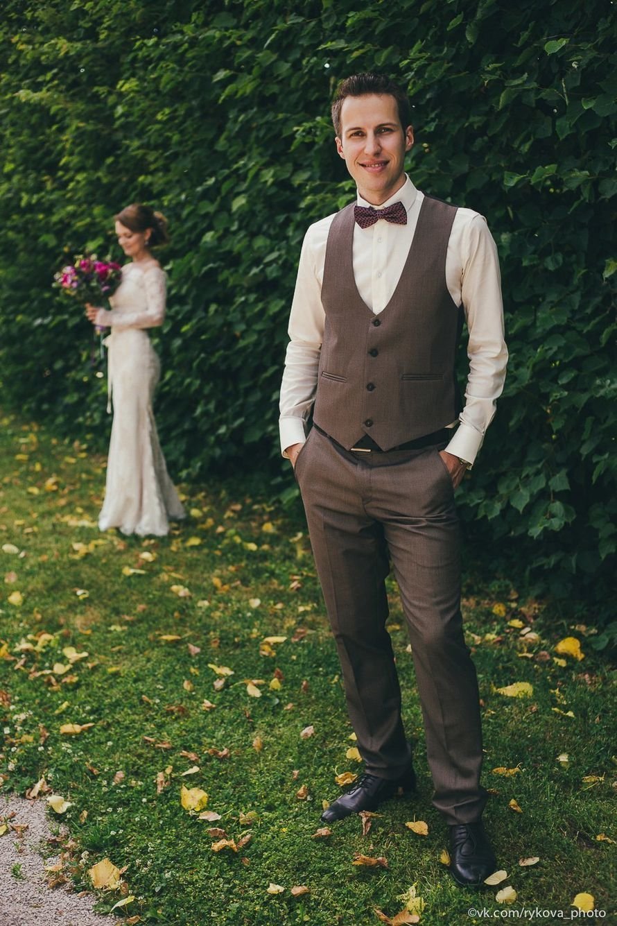 Фото жених в сером костюме с бордовым галстуком
