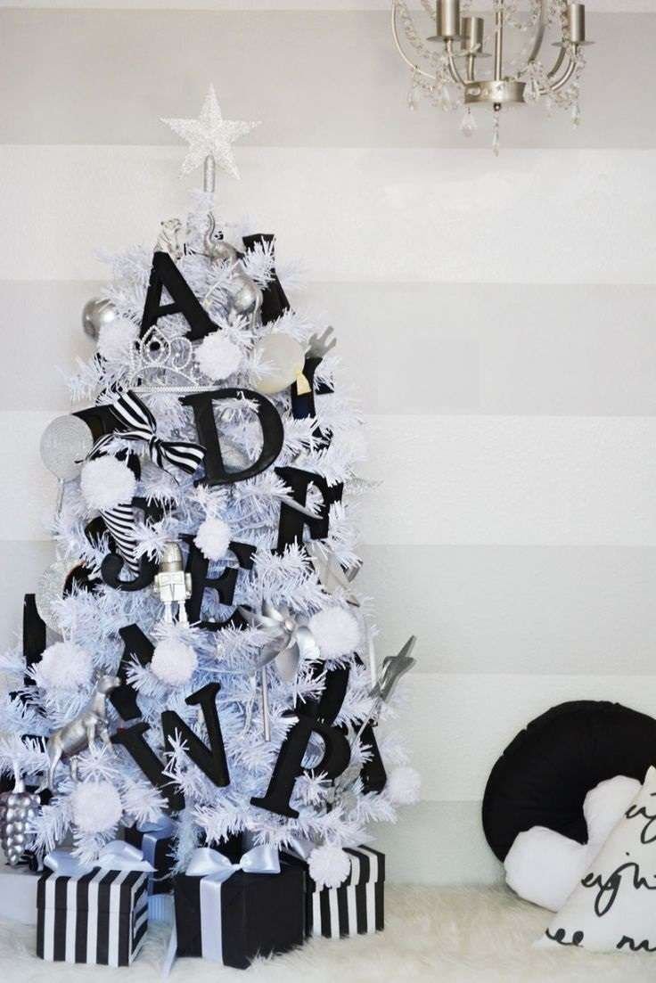 Белая елка с черными игрушками