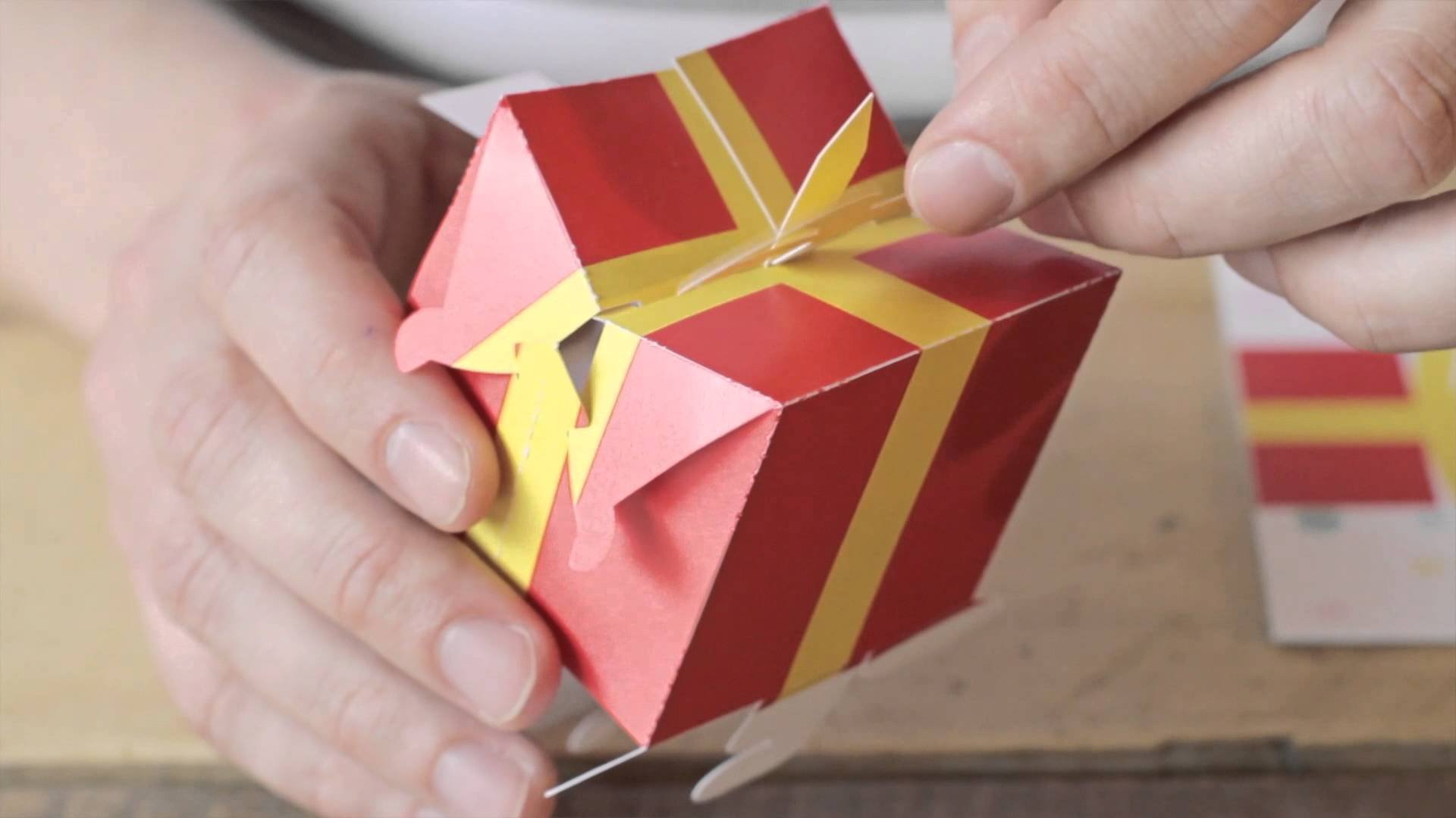 Подарки из бумаги за 5 минут. Оригами подарок на день рождения. Оригамина денирожде нния. Подарок подруге своими руками из бумаги. Подарок на др из бумаги.