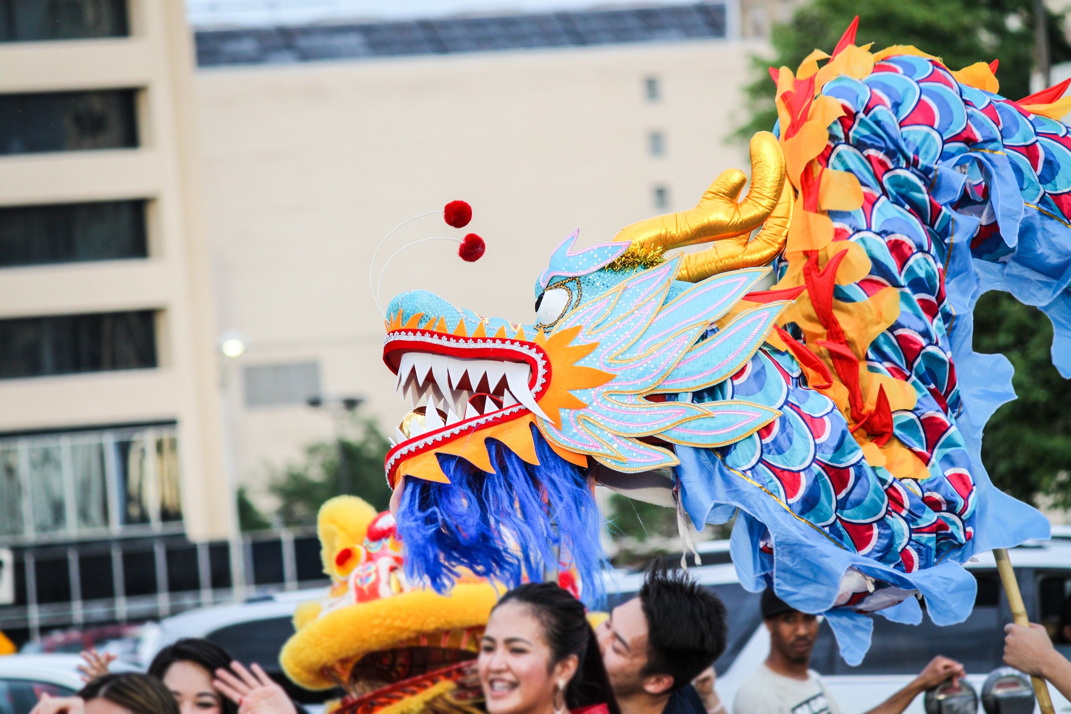 Китайская пародия. Карнавал в Китае с драконами. Танец дракона в Китае. Фестивальный дракон Китай. Парад в Китае с драконами.