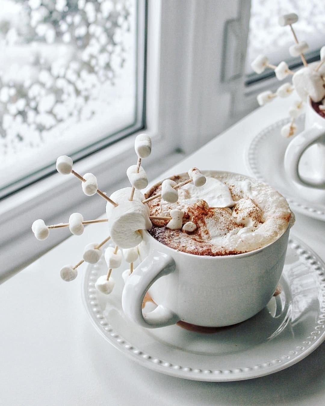 Фото завтрака зимой. Зимний кофе. Зимний завтрак. Утро кофе зима. Зимнее настроение.
