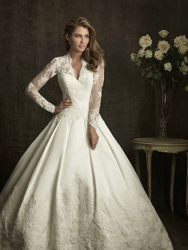 Короткое свадебное платье с длинным рукавом