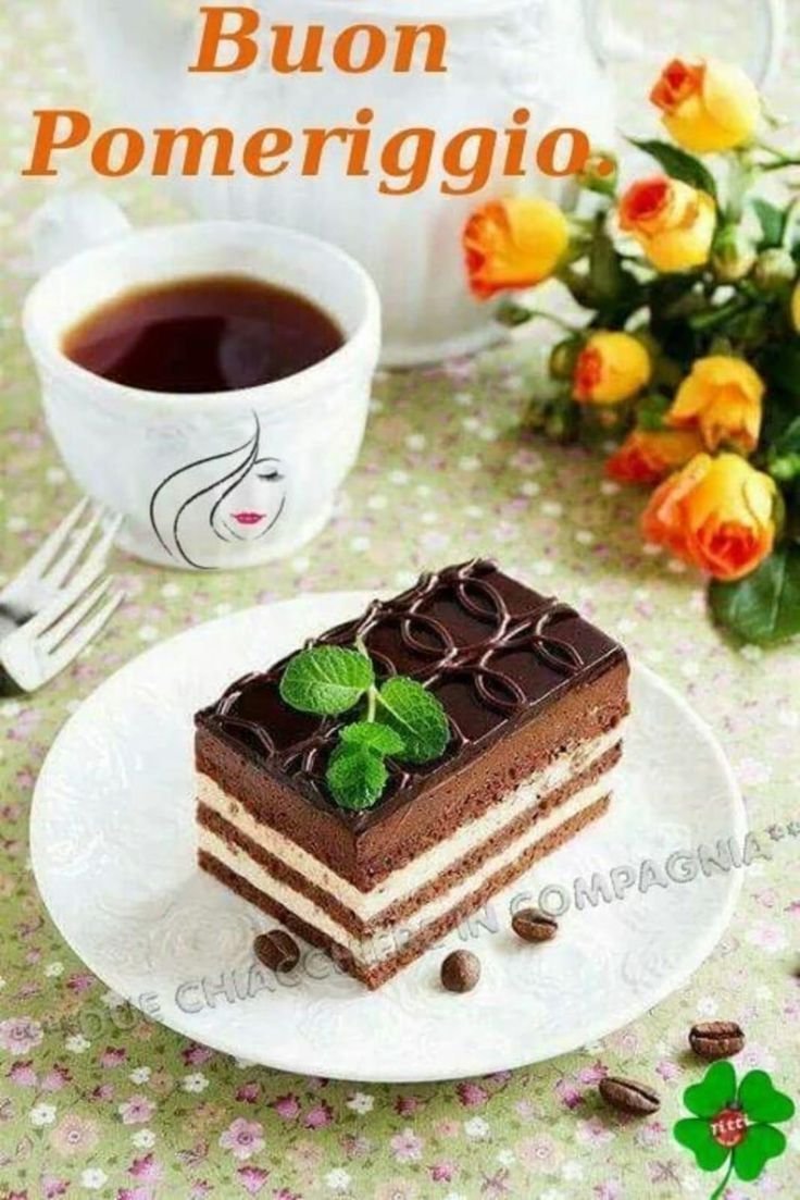 Шоколадное пирожное и чай