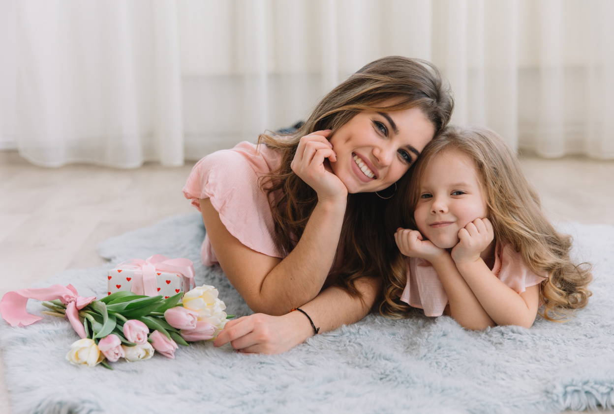 Бесплатное видео moms. Мама и дочка. Девочка с мамой. Красивая мама с дочкой. Фотосессия с дочкой.