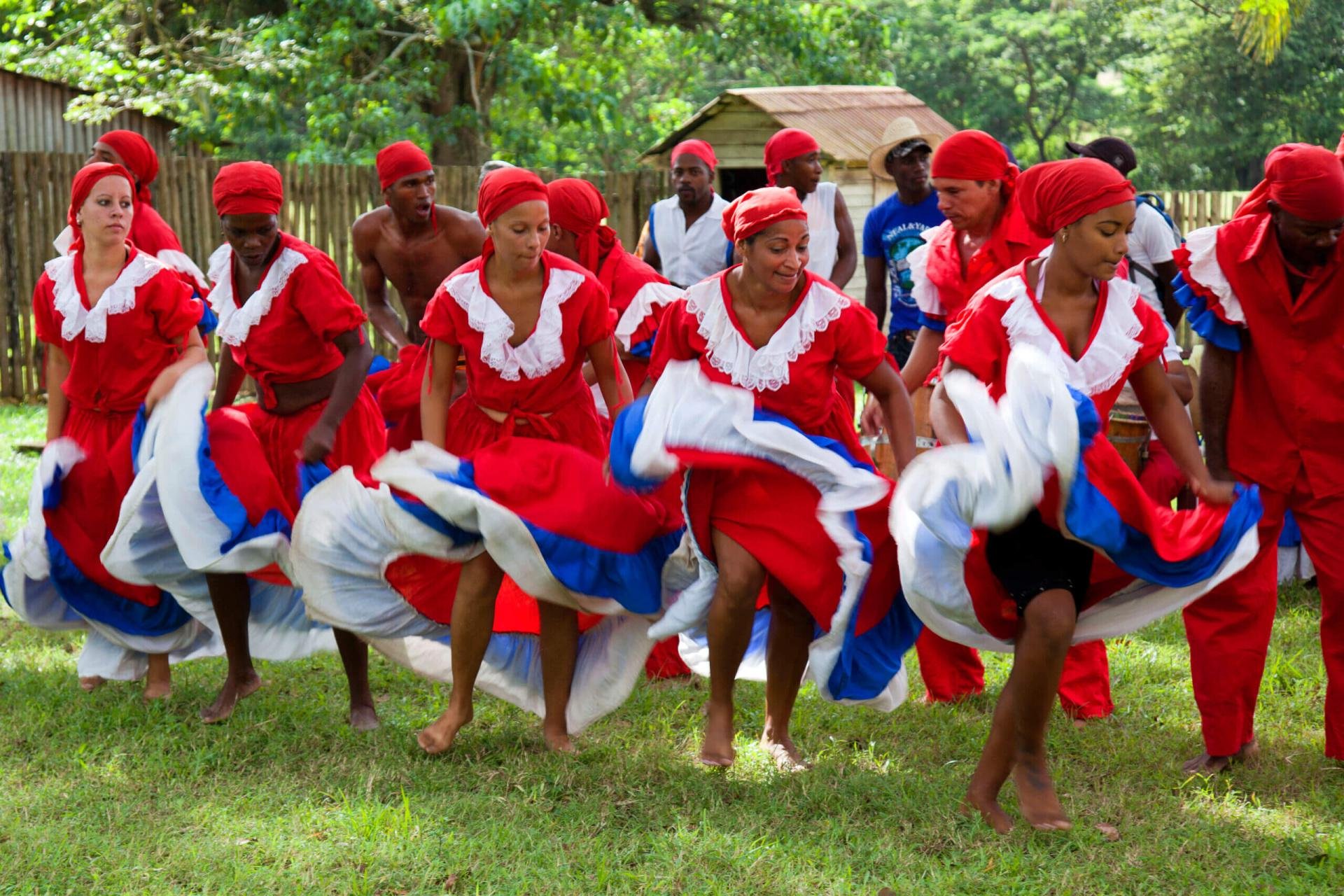 Кубинский народный танец. Национальные кубинские танцы. Кубинский национальный костюм. Куба танцы национальные. Жители Кубы.