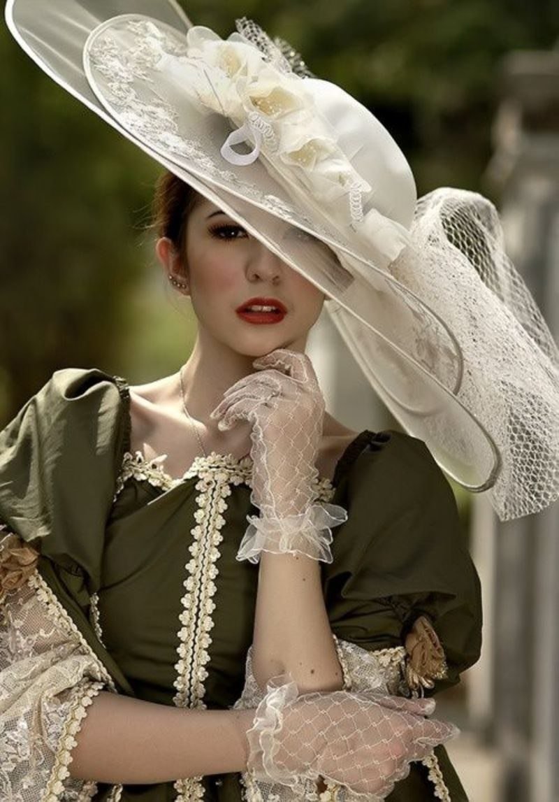 Девушка в платье 19 века