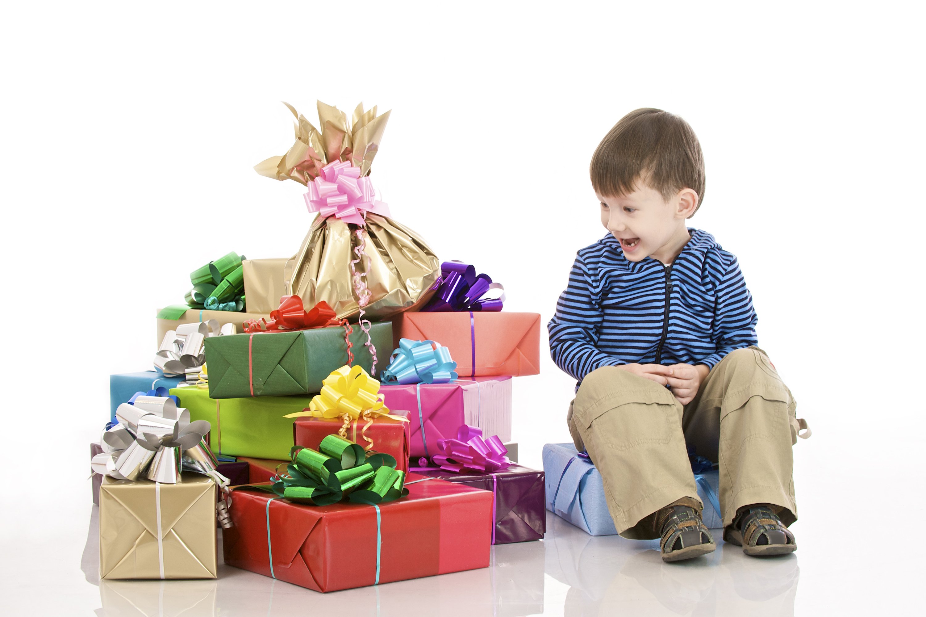 Kinds of presents. Подарки для детей. Подарок мальчику. Гора подарков. Подарок малышу.