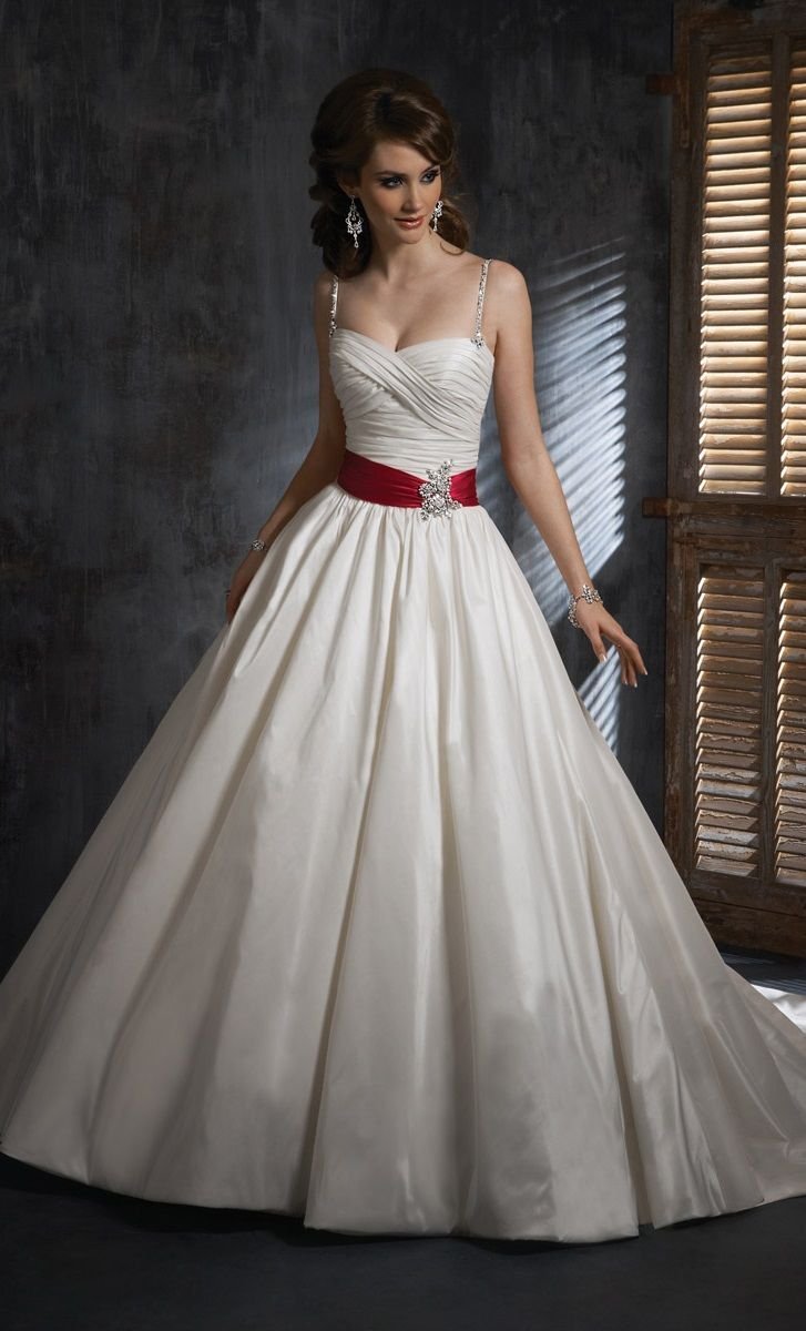 Свадебное платье с красными вставками