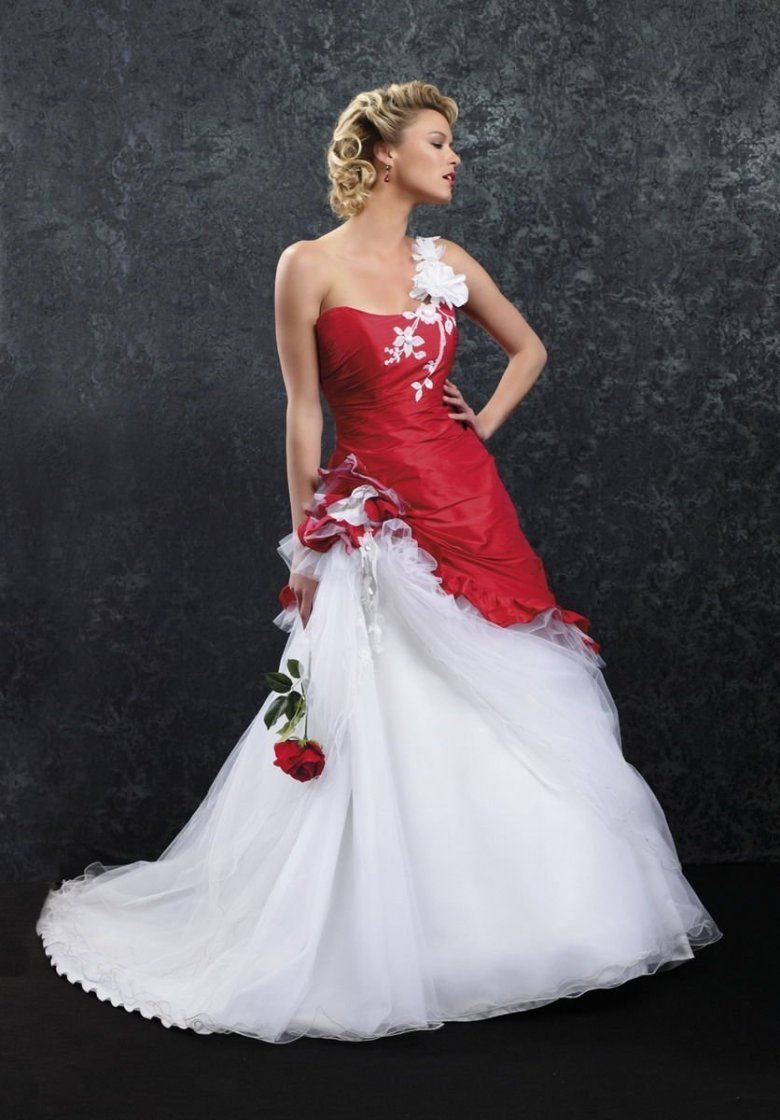 Свадебное платье с красным поясом