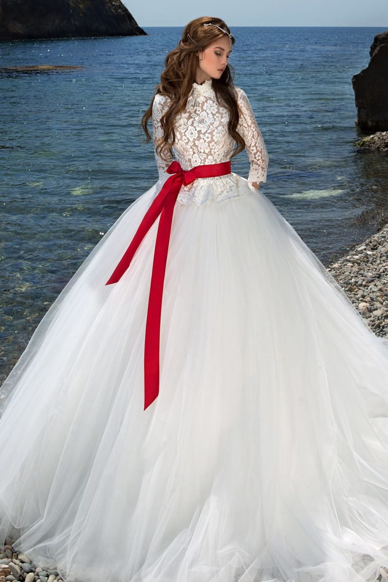 Короткое свадебное платье с поясом