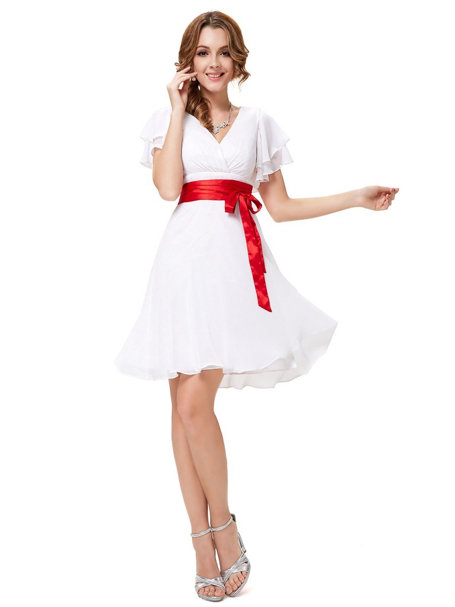 Белое короткое платье с красным поясом