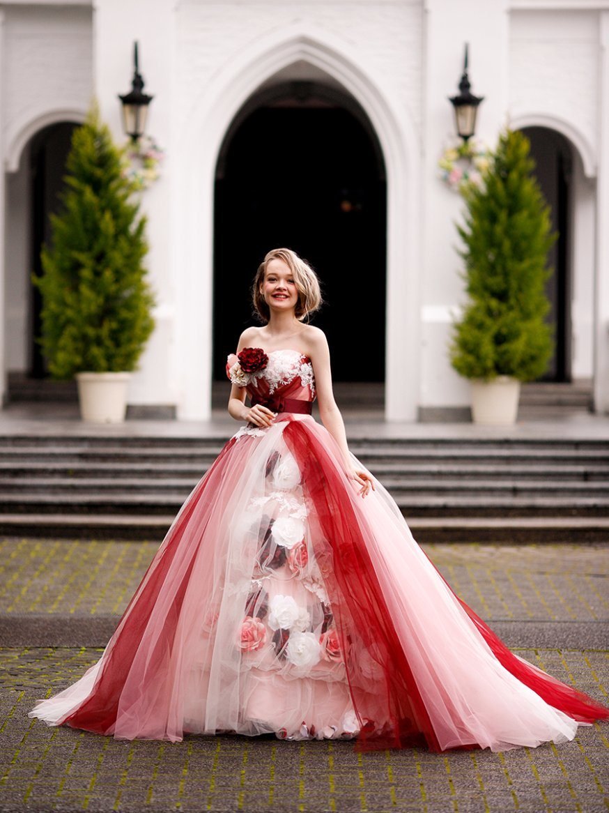 Свадебное платье с красным поясом