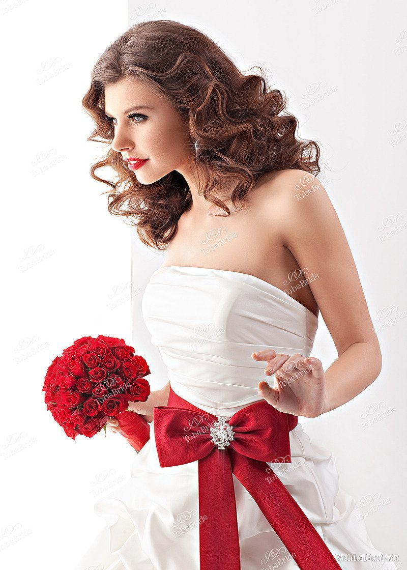 Свадебное платье с бордовым поясом