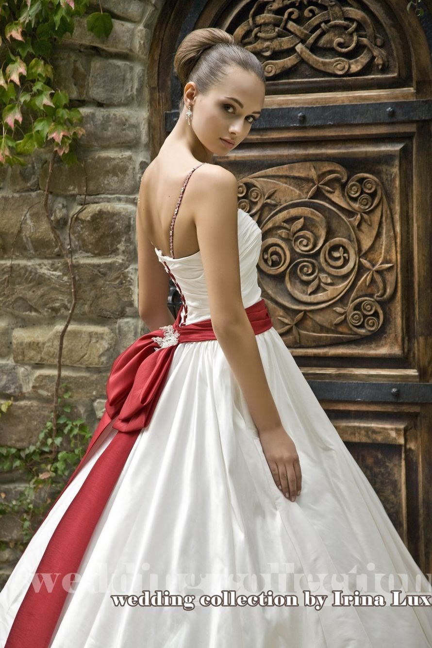 Белые вечерние платья с красным поясом