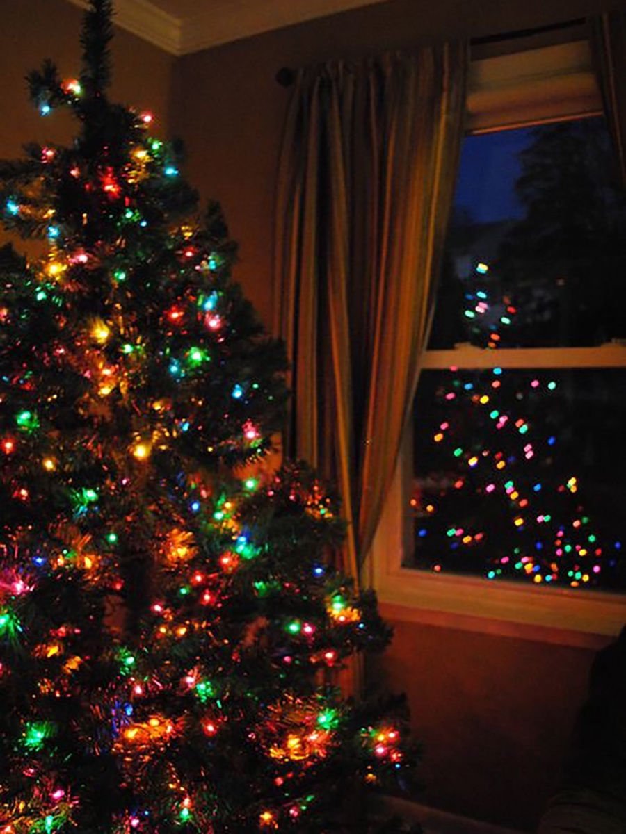 Новогодняя елка в квартире ночью