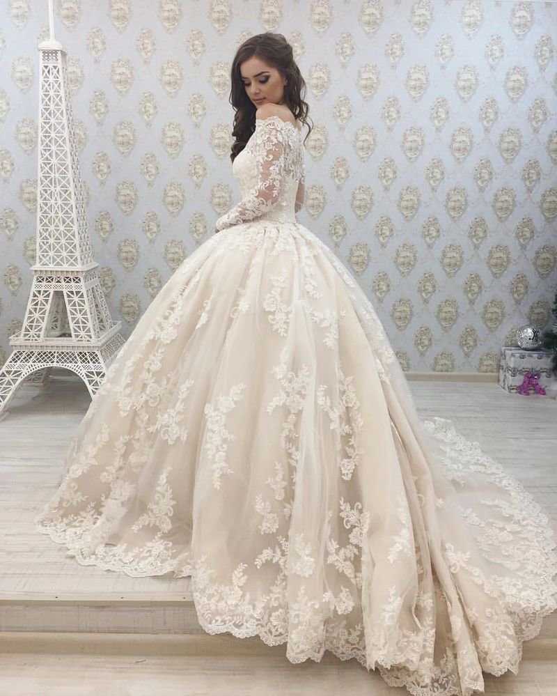 Невеста в длинном платье