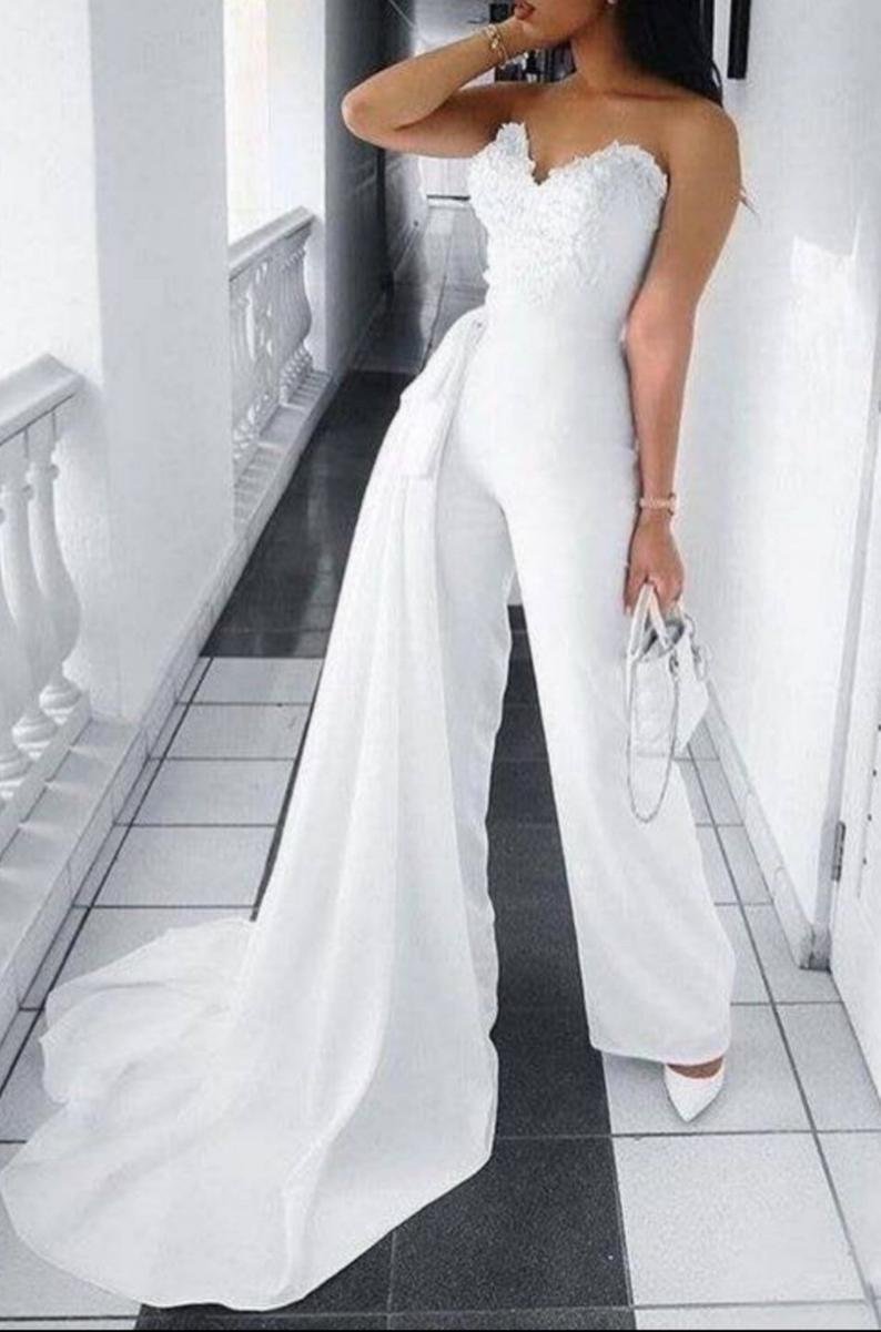 Белый женский свадебный костюм