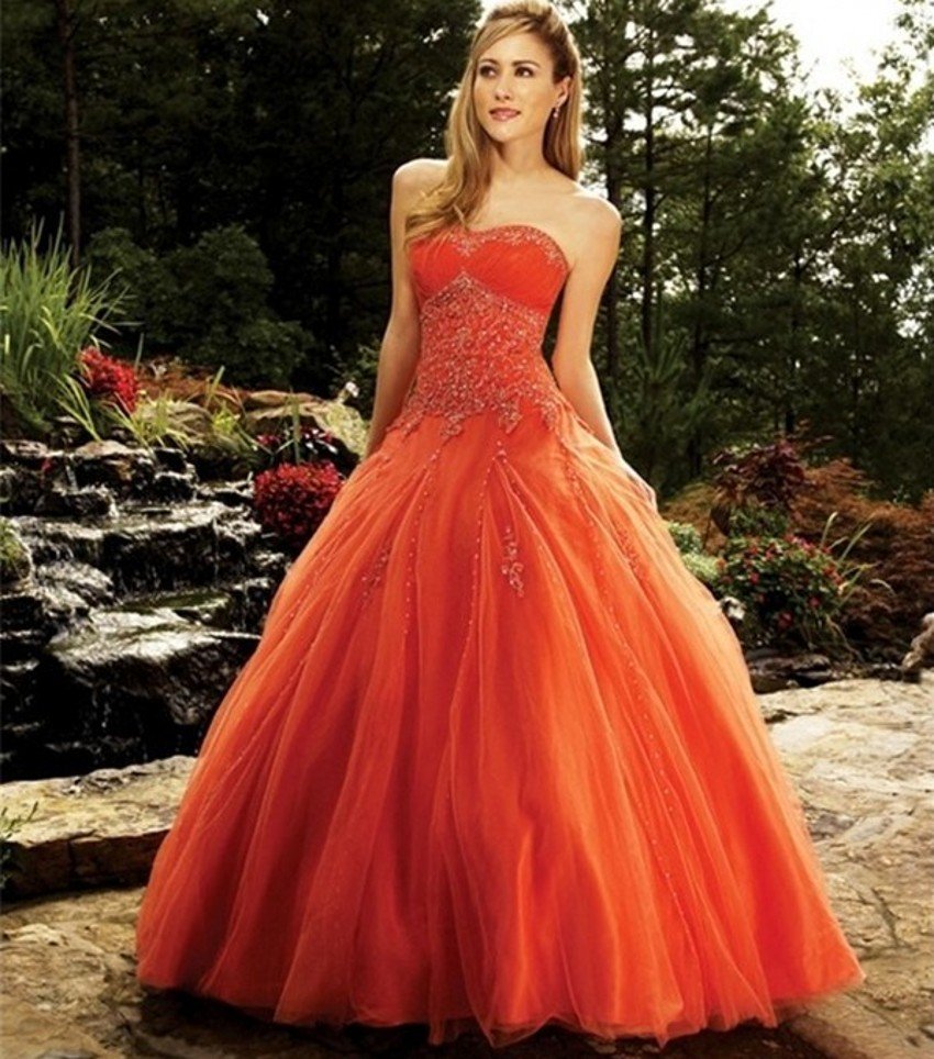 Оранжевое пышное платье