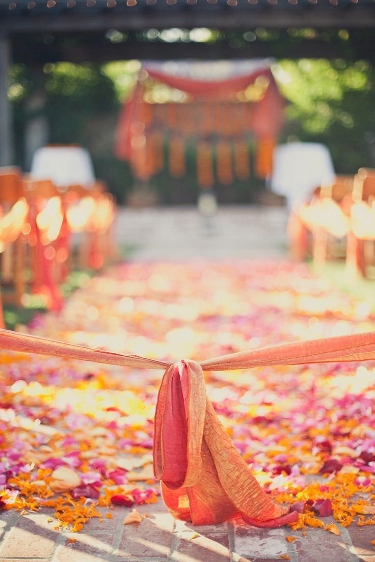 Свадьба в Индии с лепестками роз