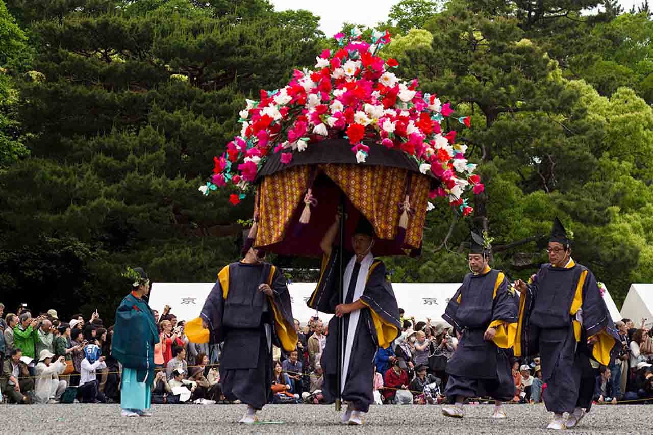 Ханы цветы. Аой Мацури фестиваль мальвы. Фестиваль мальвы (Аой-Мацури) - Япония 2021. Аой Мацури праздник. Фестиваль Аой Мацури Киото.